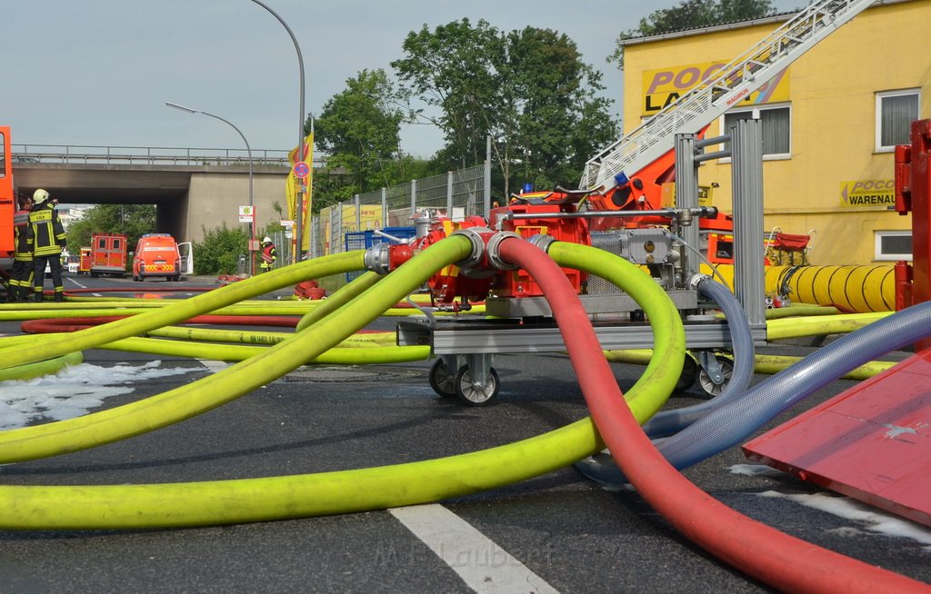 Grossfeuer Poco Lager Koeln Porz Gremberghoven Hansestr P807.jpg - Miklos Laubert